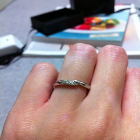 【エクセルコダイヤモンド(EXELCO DIAMOND)の口コミ】 婚約指輪を購入しなかったため、結婚指輪は小さめの石がついたもので探し…