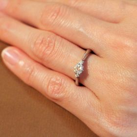 【アイプリモ(I-PRIMO)の口コミ】 希望のデザインは、大きなダイヤがひとつ、両サイドに小さなダイヤがひと…