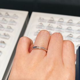 【銀座ダイヤモンドシライシの口コミ】 シンプルな細身のデザインを探していて、かわいい指輪に出会えました。指…