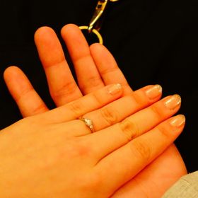 【銀座ダイヤモンドシライシの口コミ】 派手ではなく、高さをおさえたデザインのゆびわを探していました。メレダ…