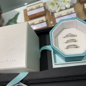 【VENUS TEARS(ヴィーナスティアーズ)の口コミ】 婚約指輪はウェーブがかってて普通のとは少し違うデザインです。爪の部分…