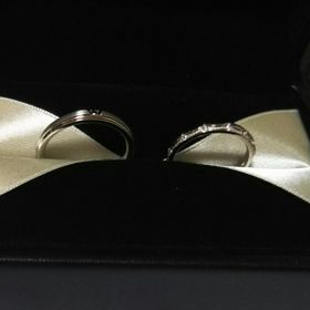 【エクセルコダイヤモンド(EXELCO DIAMOND)の口コミ】 指輪のデザインがとても可愛く、ミル打ちが職人さんの手作業とのことで、…