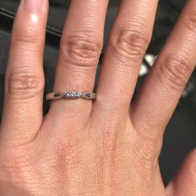 【エクセルコダイヤモンド(EXELCO DIAMOND)の口コミ】 独特のミル打ちの装飾が美しい印象のリングです。ダイヤモンドの輝きも計…