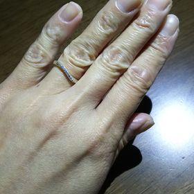 【4℃ BRIDAL(ヨンドシーブライダル)の口コミ】 斜めにカーブが入っていて、これが指をきれいにみせてくれるそうです。ず…