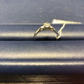 【銀座ダイヤモンドシライシの口コミ】 メレのデザインを探していたので、こちらの指輪にしました。控えめで主張…