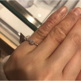 【STAR JEWELRY(スタージュエリー)の口コミ】 指が綺麗に見えるように計算され石が配置しており、とっても可愛かったで…