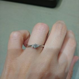 【アイプリモ(I-PRIMO)の口コミ】 サイドにダイヤのついているベーシックなデザインですが、指輪自体にひね…