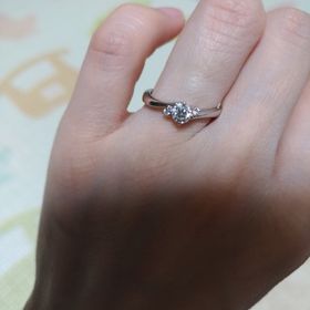 【アイプリモ(I-PRIMO)の口コミ】 理想のデザインで一目惚れしました。ダイヤとストーンがついていて、とて…