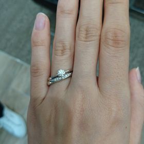 【ROYAL ASSCHER(ロイヤル・アッシャー)の口コミ】 指輪のデザインはストレートタイプで、真ん中にカーブを描いて、ダイヤモ…