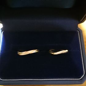 【銀座ダイヤモンドシライシの口コミ】 指が太いので少しでも細く見えるように、ウェーブタイプを探していました…