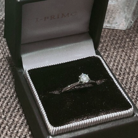 【アイプリモ(I-PRIMO)の口コミ】 なんといってもダイヤモンドが映えるデザインが良いです。プロポーズのた…