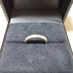 【ラザール ダイヤモンド(LAZARE DIAMOND)の口コミ】 フルエタニティーで、指輪が回っても綺麗です。手のひら側もダイヤが見え…