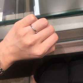 【アイプリモ(I-PRIMO)の口コミ】 細身ですが、綺麗なダイヤモンドが中心にありほどよい存在感があります。…