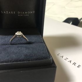 【ラザール ダイヤモンド(LAZARE DIAMOND)の口コミ】 センターダイヤモンドの周りにメレダイヤがぐるりと一周しているで、遠く…