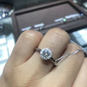 【アイプリモ(I-PRIMO)の口コミ】 センターダイヤモンドをメレダイヤがぐるりと囲んでいるので、離れた視点…