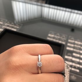 【エクセルコダイヤモンド(EXELCO DIAMOND)の口コミ】 ４本爪のシンプルなエンゲージリングです。
6本爪に比べると、よりシャー…