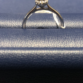 【銀座ダイヤモンドシライシの口コミ】 センターダイヤモンドの周りにメレダイヤが一周囲んでいるデザインを検討…