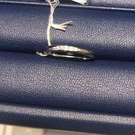 【銀座ダイヤモンドシライシの口コミ】 シンプルなストレートラインで、5石のダイヤモンドが輝く可愛らしいデザイ…