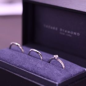 【ラザール ダイヤモンド(LAZARE DIAMOND)の口コミ】 予算範囲内で決めました。第一印象で決めました。
また、指輪のつけ心地で…