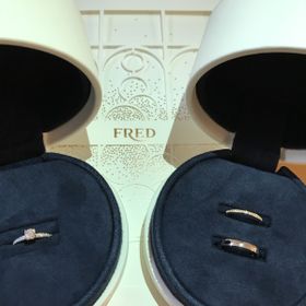 【Fred(フレッド)の口コミ】 婚約指輪はプラチナ、結婚指輪はハーフエタニティの細身でイエローゴール…