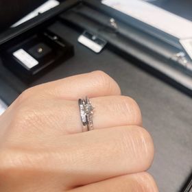 【ラザール ダイヤモンド(LAZARE DIAMOND)の口コミ】 細身のストレートですっきりとしたデザインなのですが、装着する向きを変…