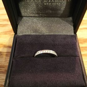 【ラザール ダイヤモンド(LAZARE DIAMOND)の口コミ】 普段、カジュアルな服装ばかりでアクセサリーは全く着けないので、立て爪…