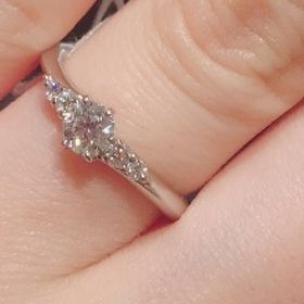 【銀座ダイヤモンドシライシの口コミ】 指輪の決め手は真ん中のダイヤを挟んでいる両サイドのダイヤのデザインが…