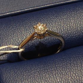 【銀座ダイヤモンドシライシの口コミ】 一粒ダイヤに憧れていたのでまさに理想のデザインでした。
セントグレアは…