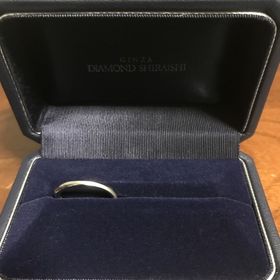 【銀座ダイヤモンドシライシの口コミ】 2本ともすごく細く、女性用のデザインは石が散りばめられていて光が当たる…