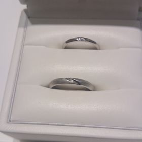 【CAFERING(カフェリング)の口コミ】 こちらのブランドの指輪は正円でないのが特徴で、掌側の金属が薄くなって…