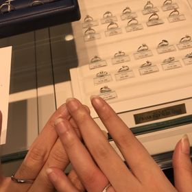 【銀座ダイヤモンドシライシの口コミ】 とても綺麗なダイヤの輝きがありデザインもすごくすてきでした。指にはめ…