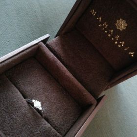 【MAHARAJA DIAMOND(マハラジャダイヤモンド)の口コミ】 ピンクダイヤモンドがとてもキレイでこちらの商品に決めました。
普通のダ…