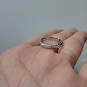 【ケイウノ ブライダル(K.UNO BRIDAL)の口コミ】 石などを入れると家事などをするときにどうしても気を使うので、石なしで…