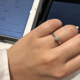 【4℃ BRIDAL(ヨンドシーブライダル)の口コミ】 ダイヤモンドの大きさがポイントです。今回、ダイヤモンドの大きさと、指…