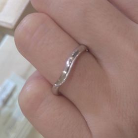 【Mariage ent(マリアージュエント)の口コミ】 個性的なデザインでミル打ちの部分がダイヤモンドの輝きの様に見えるのが…