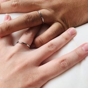 【アイプリモ(I-PRIMO)の口コミ】 指に負担が少なそうなシンプルなデザインを探していました。
細めで内側が…