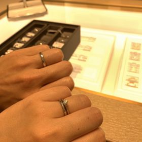 【ティファニー(Tiffany & Co.)の口コミ】 今回、婚約指輪と合わせてつけてもキレイに似合う結婚指輪を目的に試着に…