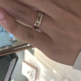 【CHARMY(チャーミー)の口コミ】 個性的なデザインのリングが多く、色々と試着した中でこのリングが指にし…