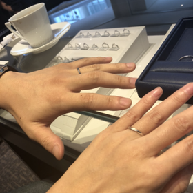 【銀座ダイヤモンドシライシの口コミ】 私のほうの指輪は一見するとストレートですが少しウェーブがかっていて指…