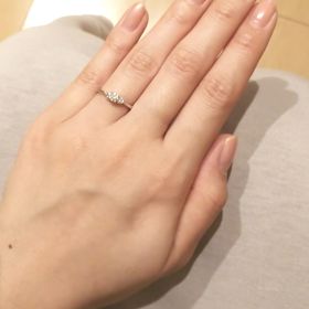 【VERITE(ベリテ)】の口コミ プラチナベースにセンターに一粒ダイヤがキラキラと輝いて美しいです。なん...