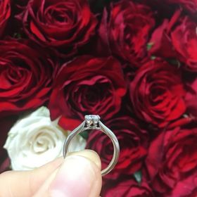 【銀座ダイヤモンドシライシの口コミ】 私の中でエンゲージリングといえば、王道の一粒ダイヤのものというイメー…