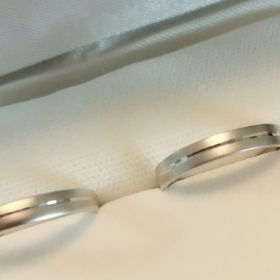 【ジュエリーツツミ(JEWELRY TSUTSUMI)の口コミ】 つや消しでできるだけシンプルなものを探していました。センターラインが…
