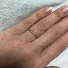 【ひなの口コミ】 華奢でどんな場面でも合うデザインと主張しすぎないダイヤが可愛くて選び…