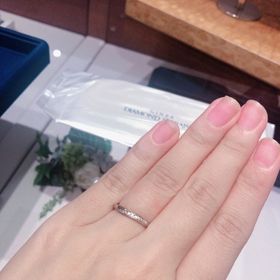【銀座ダイヤモンドシライシの口コミ】 指輪のデザインがとても上品だったためこちらに決定しました。メレダイヤ…