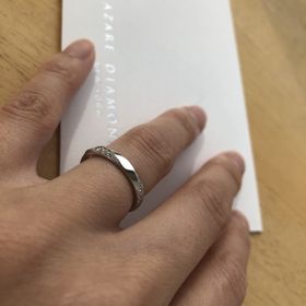 【ラザール ダイヤモンド(LAZARE DIAMOND)の口コミ】 デザインが気に入り購入しました。
年齢を重ねても付けやすいように、
細…