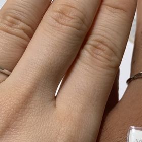 【VIVAGE(ヴィヴァージュ)の口コミ】 中央にダイヤモンド、両サイドに斜めにミル打ちがされていて可愛らしかっ…