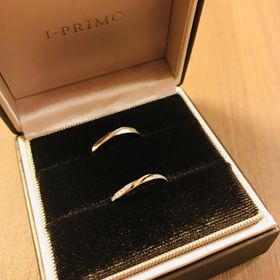 【アイプリモ(I-PRIMO)の口コミ】 ウェーブのラインが指に合うことと、新婦のリングはサイドにメレダイヤが…