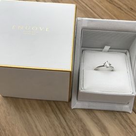 【ENUOVE(イノーヴェ)の口コミ】 Enouveシリーズは、婚約指輪専門に作っているデザインのようで、ダイヤモ…