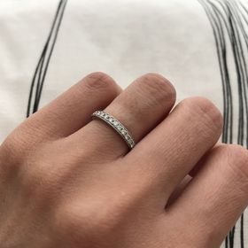 【4℃ BRIDAL(ヨンドシーブライダル)の口コミ】 シンプルでいて品があります。
ダイヤの輝きも目立つのでさり気なくて良い…