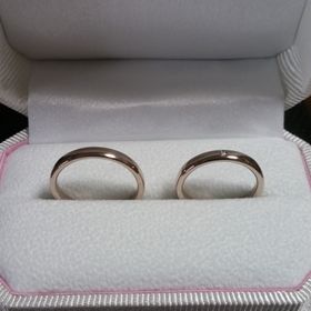 【Honey Bride(ハニーブライド)の口コミ】 男性側は、ストレートで甲丸タイプ、何も飾りのないシンプルな指輪を希望…